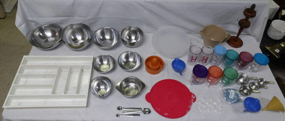 Lot of Kitchen Items: Lot of Kitchen Items . Up to 15 1/2" H 19 1/2" W ALL DESCRIPTIONS AND ANY CONDITION STATEMENT GIVEN BY LANGSTON AUCTION GALLERY ARE STRICTLY OPINIONS AND LANGSTON'S SHALL HAVE NO RESPONSIBILITY FOR ER