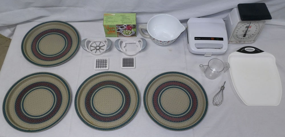 Lot of Kitchen Items: Lot of Kitchen Items . Up to 11" H 15" W ALL DESCRIPTIONS AND ANY CONDITION STATEMENT GIVEN BY LANGSTON AUCTION GALLERY ARE STRICTLY OPINIONS AND LANGSTON'S SHALL HAVE NO RESPONSIBILITY FOR ERRORS OR 