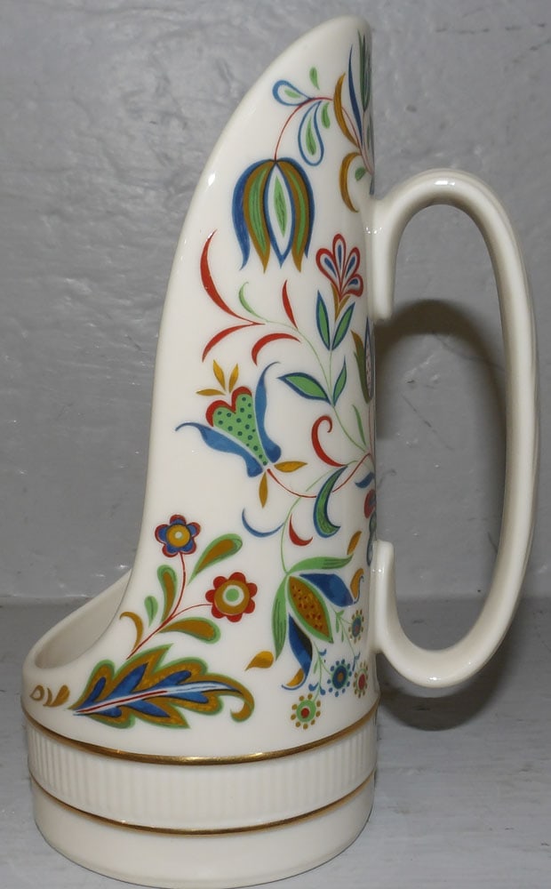 Lenox Porcelain Candleholder: Lenox Porcelain Candleholder . 7 1/2" H 4 1/2" W ALL DESCRIPTIONS AND ANY CONDITION STATEMENT GIVEN BY LANGSTON AUCTION GALLERY ARE STRICTLY OPINIONS AND LANGSTON'S SHALL HAVE NO RESPONSIBILITY FOR
