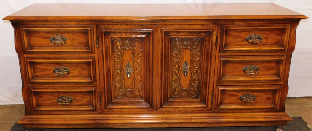 Walnut Mid Century Modern Credenza: Walnut Mid Century Modern Credenza . 32" H 76" W 20" D ALL DESCRIPTIONS AND ANY CONDITION STATEMENT GIVEN BY LANGSTON AUCTION GALLERY ARE STRICTLY OPINIONS AND LANGSTON'S SHALL HAVE NO RESPONSIBILITY