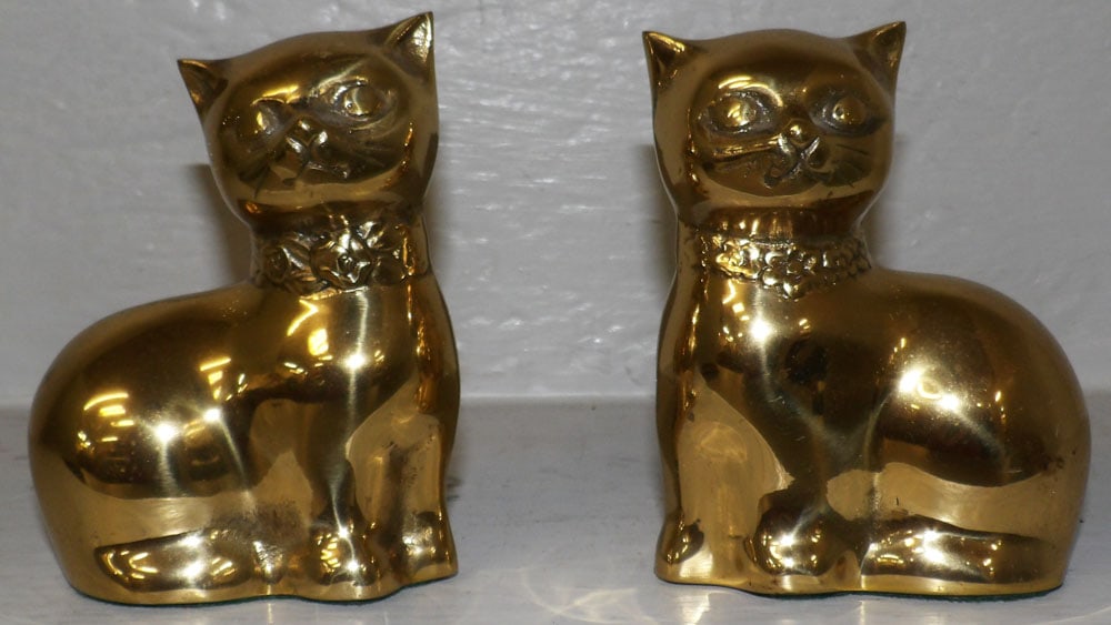 Pair of Brass Cat Form Figures: Pair of Brass Cat Form Figures. 4 3/4" H 3 3/4" W ALL DESCRIPTIONS AND ANY CONDITION STATEMENT GIVEN BY LANGSTON AUCTION GALLERY ARE STRICTLY OPINIONS AND LANGSTON'S SHALL HAVE NO RESPONSIBILITY FOR