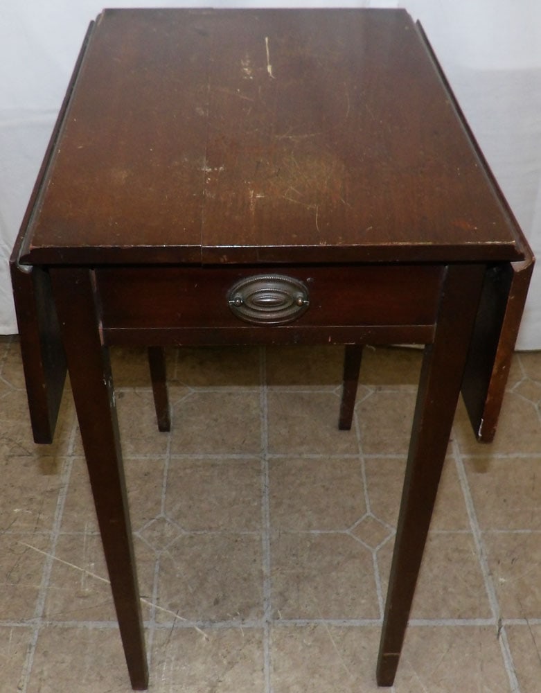 Mahogany Drop Leaf Table with One Drawer: Mahogany Drop Leaf Table with One Drawer. 26 1/4" H 15 3/4" W 20 3/4" D ALL DESCRIPTIONS AND ANY CONDITION STATEMENT GIVEN BY LANGSTON AUCTION GALLERY ARE STRICTLY OPINIONS AND LANGSTON'S SHALL HAVE