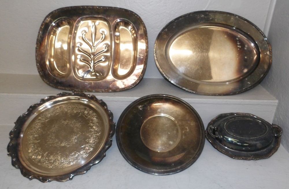 Lot of Silverplated Trays & Covered Dish: Lot of Silverplated Trays & Covered Dish . Up to 21" x 15" ALL DESCRIPTIONS AND ANY CONDITION STATEMENT GIVEN BY LANGSTON AUCTION GALLERY ARE STRICTLY OPINIONS AND LANGSTON'S SHALL HAVE NO