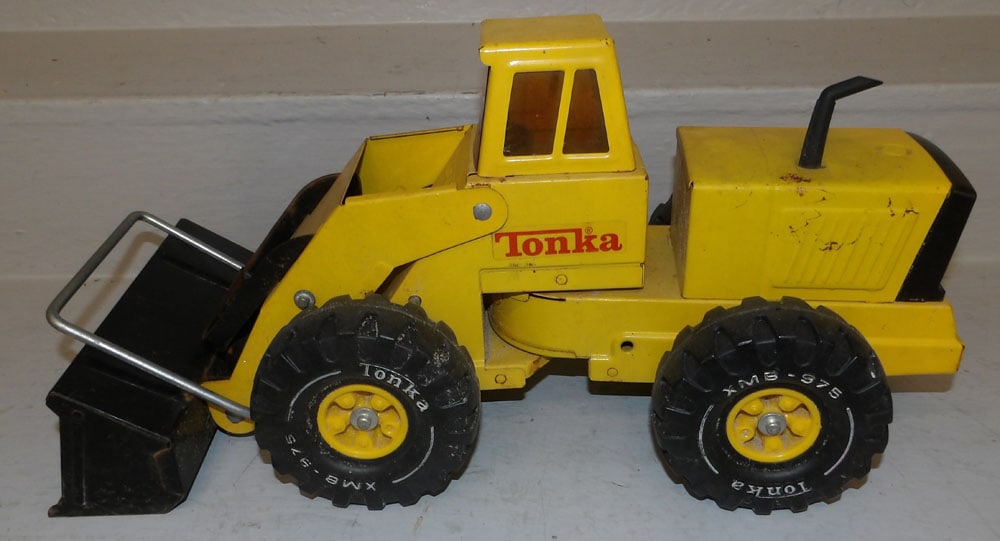 Vintage Painted Metal Tonka Road Grader: Vintage Painted Metal Tonka Road Grader. 9 1/4" H 19 1/4" W 8" D ALL DESCRIPTIONS AND ANY CONDITION STATEMENT GIVEN BY LANGSTON AUCTION GALLERY ARE STRICTLY OPINIONS AND LANGSTON'S SHALL HAVE NO