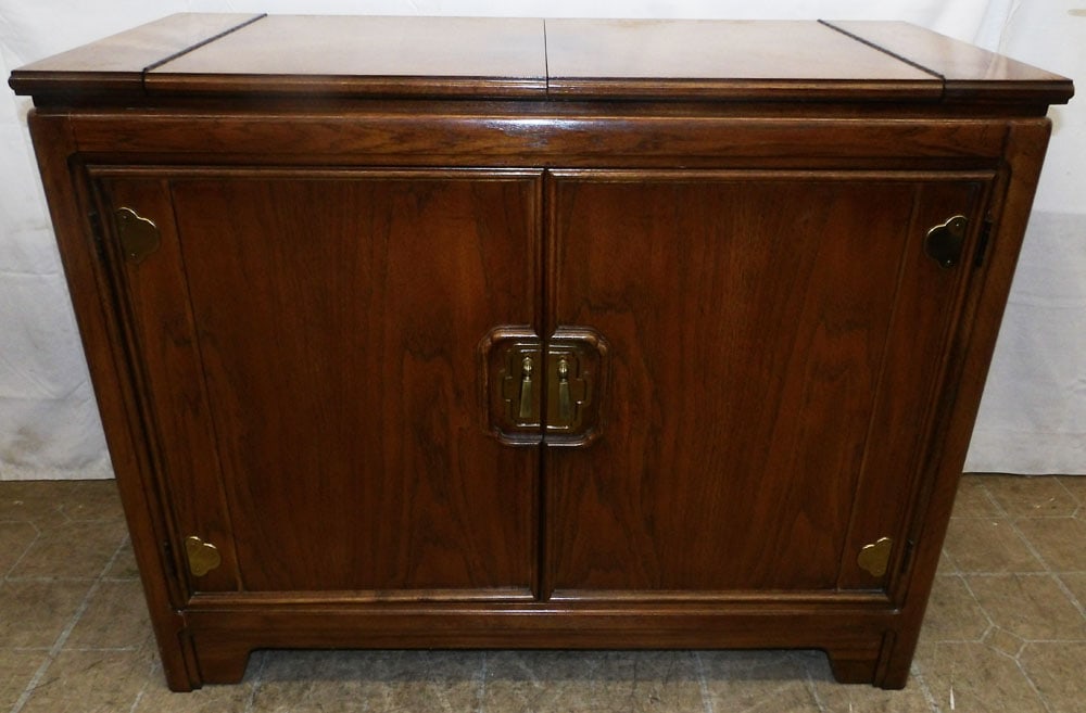 Walnut Fold Over Top Server by Thomasville: Walnut Fold Over Top Server by Thomasville . 32 1/4" H 40 1/4" W 18" D ALL DESCRIPTIONS AND ANY CONDITION STATEMENT GIVEN BY LANGSTON AUCTION GALLERY ARE STRICTLY OPINIONS AND LANGSTON'S SHALL HAVE