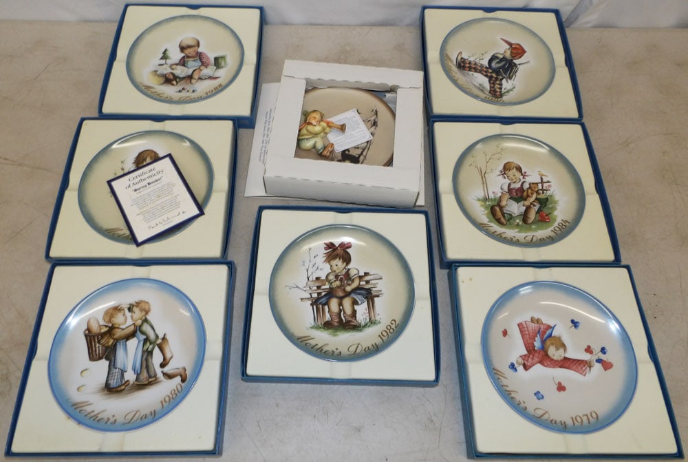 Lot of Eight Collectible Plates in Boxes (1 of 12)