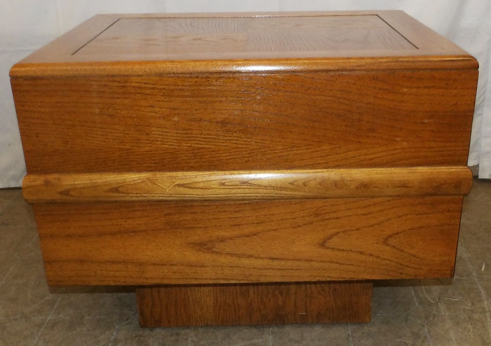 Mid Century Modern Oak End Table: Mid Century Modern Oak End Table. 21 1/4" H 24" W 29" D ALL DESCRIPTIONS AND ANY CONDITION STATEMENT GIVEN BY LANGSTON AUCTION GALLERY ARE STRICTLY OPINIONS AND LANGSTON'S SHALL HAVE NO