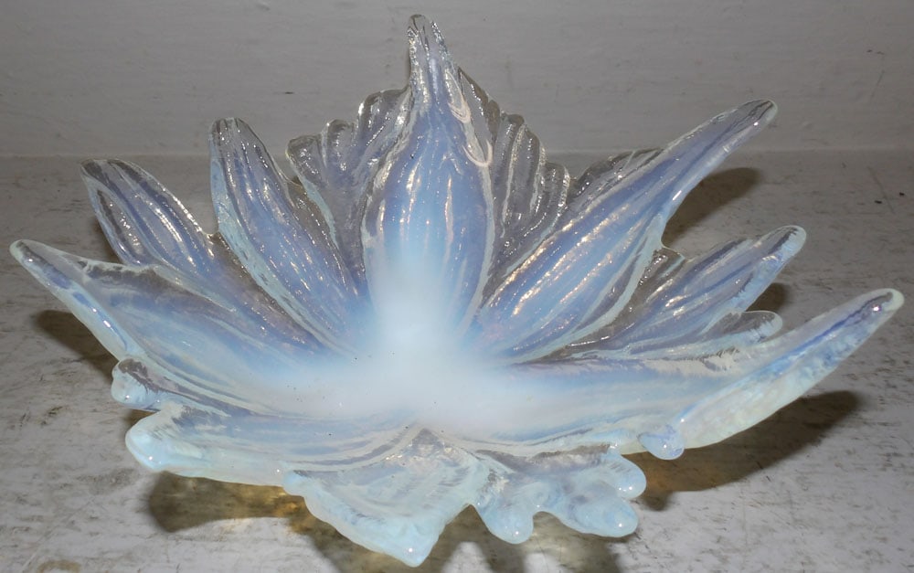Opalescent Art Glass Bowl: Opalescent Art Glass Bowl . 5 1/4" H 10 1/2" Dia. ALL DESCRIPTIONS AND ANY CONDITION STATEMENT GIVEN BY LANGSTON AUCTION GALLERY ARE STRICTLY OPINIONS AND LANGSTON'S SHALL HAVE NO RESPONSIBILITY FOR