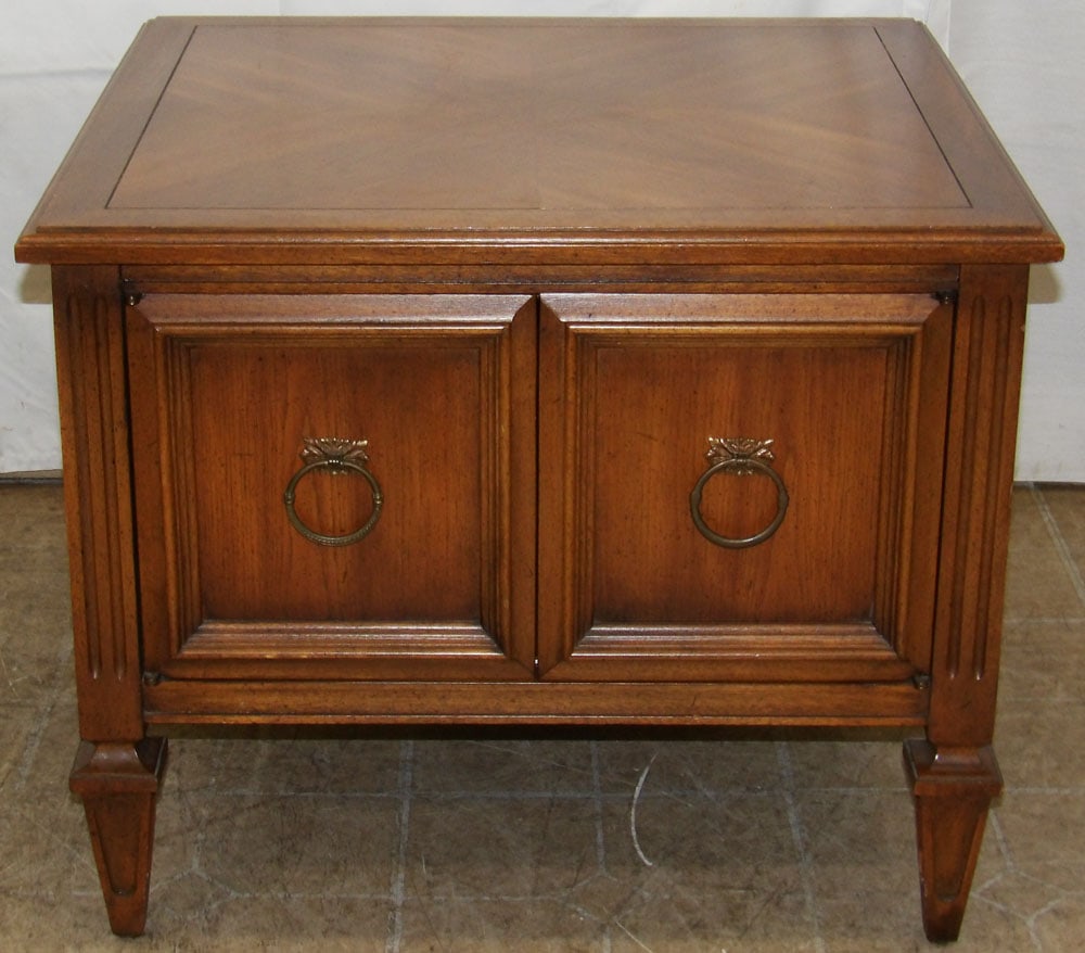 Mid Century Modern Walnut Two Door End Table: Mid Century Modern Walnut Two Door End Table . 21 1/4" H 26" W 24" D ALL DESCRIPTIONS AND ANY CONDITION STATEMENT GIVEN BY LANGSTON AUCTION GALLERY ARE STRICTLY OPINIONS AND LANGSTON'S SHALL HAVE NO