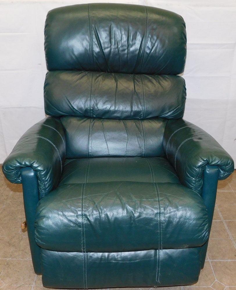 Leather Upholstered Lazy Boy Recliner: Leather Upholstered Lazy Boy Recliner. 41" H 31" W 32" D ALL DESCRIPTIONS AND ANY CONDITION STATEMENT GIVEN BY LANGSTON AUCTION GALLERY ARE STRICTLY OPINIONS AND LANGSTON'S SHALL HAVE NO