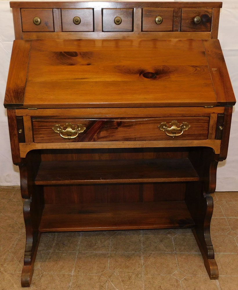Pine Desk by Pennsylvania House: Pine Desk by Pennsylvania House . 42 1/2" H 32 1/2" W 19" D ALL DESCRIPTIONS AND ANY CONDITION STATEMENT GIVEN BY LANGSTON AUCTION GALLERY ARE STRICTLY OPINIONS AND LANGSTON'S SHALL HAVE NO