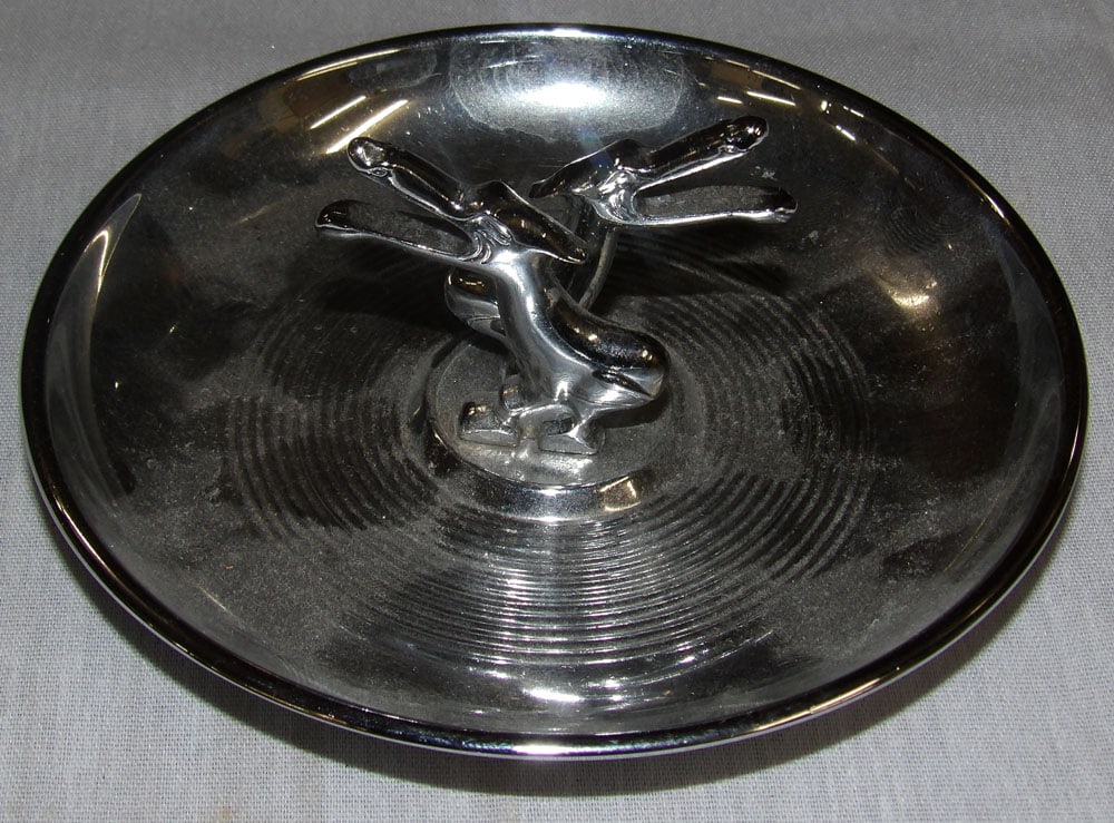 Vintage Mid Century Modern Toucan Chrome Ash Tray: Vintage Mid Century Modern Toucan Chrome Ash Tray. 4 1/2" Dia. ALL DESCRIPTIONS AND ANY CONDITION STATEMENT GIVEN BY LANGSTON AUCTION GALLERY ARE STRICTLY OPINIONS AND LANGSTON'S SHALL HAVE NO