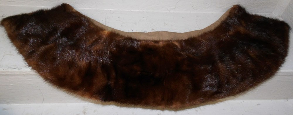 Vintage Ladies Fur Coat Collar: Vintage Ladies Fur Coat Collar . ALL DESCRIPTIONS AND ANY CONDITION STATEMENT GIVEN BY LANGSTON AUCTION GALLERY ARE STRICTLY OPINIONS AND LANGSTON'S SHALL HAVE NO RESPONSIBILITY FOR ERRORS OR