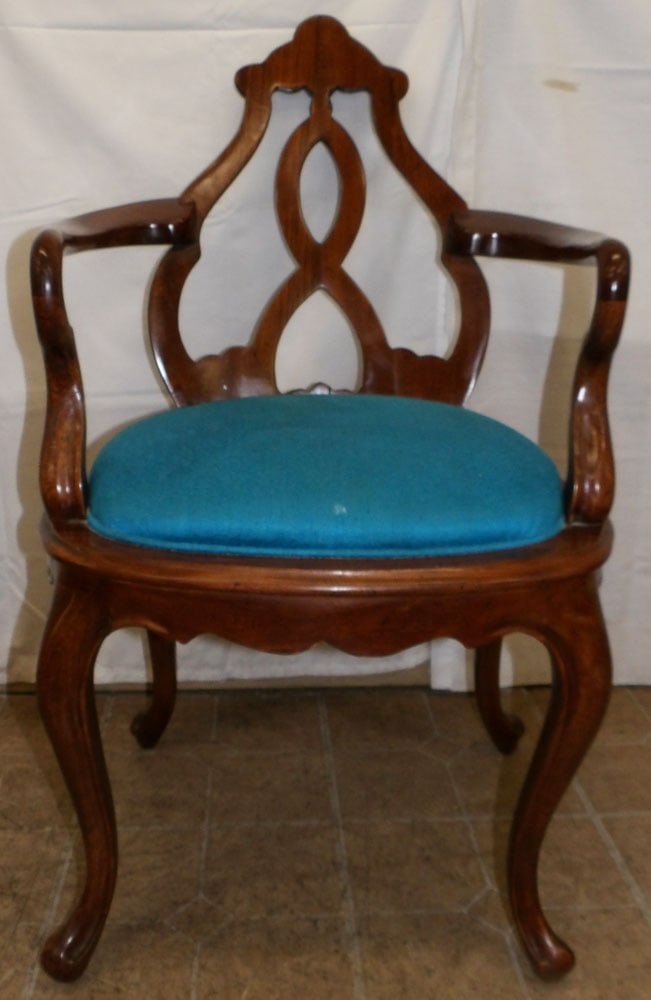 Walnut Arm Chair: Walnut Arm Chair . 35" H 22" W 20" D "ALL DESCRIPTIONS AND ANY CONDITION STATEMENT GIVEN BY LANGSTON AUCTION GALLERY ARE STRICTLY OPINIONS AND LANGSTON'S SHALL HAVE NO RESPONSIBILITY FOR ERRORS OR