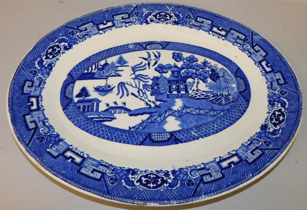 Oval Blue Willow Porcelain Platter: Oval Blue Willow Porcelain Platter . 13 3/4" x 11" "ALL DESCRIPTIONS AND ANY CONDITION STATEMENT GIVEN BY LANGSTON AUCTION GALLERY ARE STRICTLY OPINIONS AND LANGSTON'S SHALL HAVE NO RESPONSIBILITY FOR