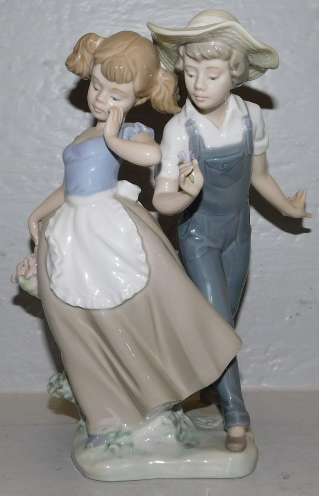 Lladro Figurine: Lladro Figurine . 9 1/4" H 7" W "ALL DESCRIPTIONS AND ANY CONDITION STATEMENT GIVEN BY LANGSTON AUCTION GALLERY ARE STRICTLY OPINIONS AND LANGSTON'S SHALL HAVE NO RESPONSIBILITY FOR ERRORS OR