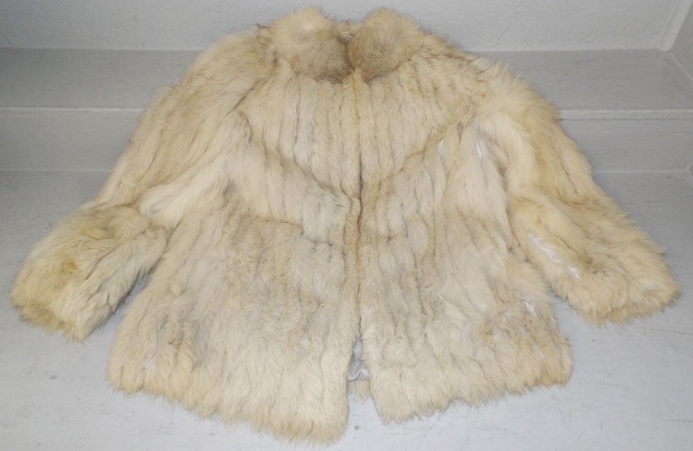 Vintage Ladies Fur Coat: Vintage Ladies Fur Coat. 31" L 18" W "ALL DESCRIPTIONS AND ANY CONDITION STATEMENT GIVEN BY LANGSTON AUCTION GALLERY ARE STRICTLY OPINIONS AND LANGSTON'S SHALL HAVE NO RESPONSIBILITY FOR ERRORS OR