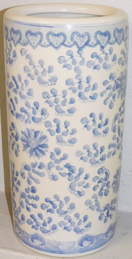 Oriental Blue & White Porcelain Umbrella Stand: Oriental Blue & White Porcelain Umbrella Stand . 17 1/2" H 9" Dia. "ALL DESCRIPTIONS AND ANY CONDITION STATEMENT GIVEN BY LANGSTON AUCTION GALLERY ARE STRICTLY OPINIONS AND LANGSTON'S SHALL HAVE NO RE