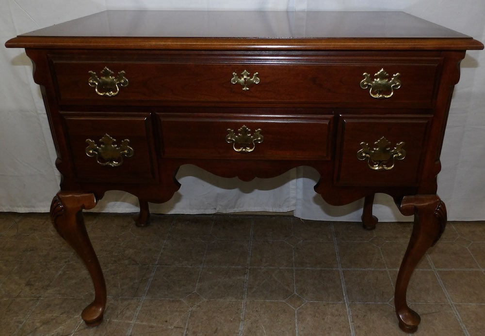 Cherry Queen Anne Style Lowboy by Lexington: Cherry Queen Anne Style Lowboy by Lexington . 30 1/4" H 36" W 20 1/2" D "ALL DESCRIPTIONS AND ANY CONDITION STATEMENT GIVEN BY LANGSTON AUCTION GALLERY ARE STRICTLY OPINIONS AND LANGSTON'S SHALL HAVE