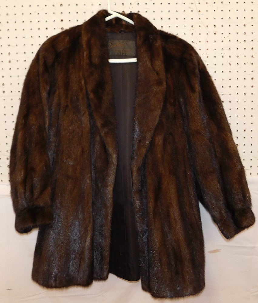 Vintage Ladies Fur Coat: Vintage Ladies Fur Coat. 36" L 23" W "ALL DESCRIPTIONS AND ANY CONDITION STATEMENT GIVEN BY LANGSTON AUCTION GALLERY ARE STRICTLY OPINIONS AND LANGSTON'S SHALL HAVE NO RESPONSIBILITY FOR ERRORS OR