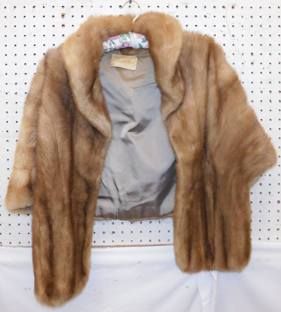 Vintage Ladies Fur Shawl: Vintage Ladies Fur Shawl . 28" L 21" W "ALL DESCRIPTIONS AND ANY CONDITION STATEMENT GIVEN BY LANGSTON AUCTION GALLERY ARE STRICTLY OPINIONS AND LANGSTON'S SHALL HAVE NO RESPONSIBILITY FOR ERRORS OR