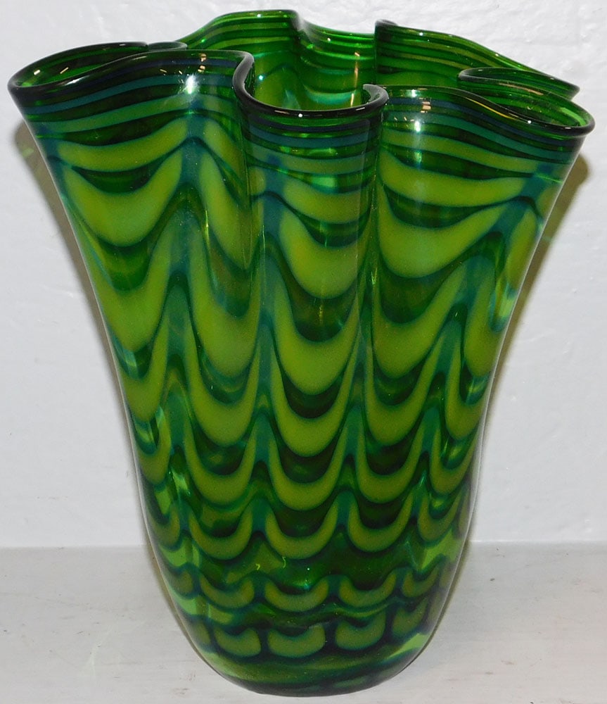 Art Glass Ruffled Edge Vase: Art Glass Ruffled Edge Vase . 11" H 10 1/4" Dia. "ALL DESCRIPTIONS AND ANY CONDITION STATEMENT GIVEN BY LANGSTON AUCTION GALLERY ARE STRICTLY OPINIONS AND LANGSTON'S SHALL HAVE NO RESPONSIBILITY FOR