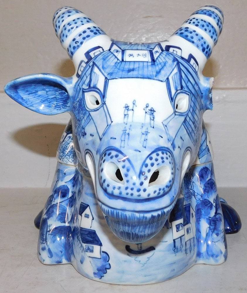 Blue & White Porcelain Goat Form Covered Box by Mottahedeh, (Ear Chipped) (1 of 10)
