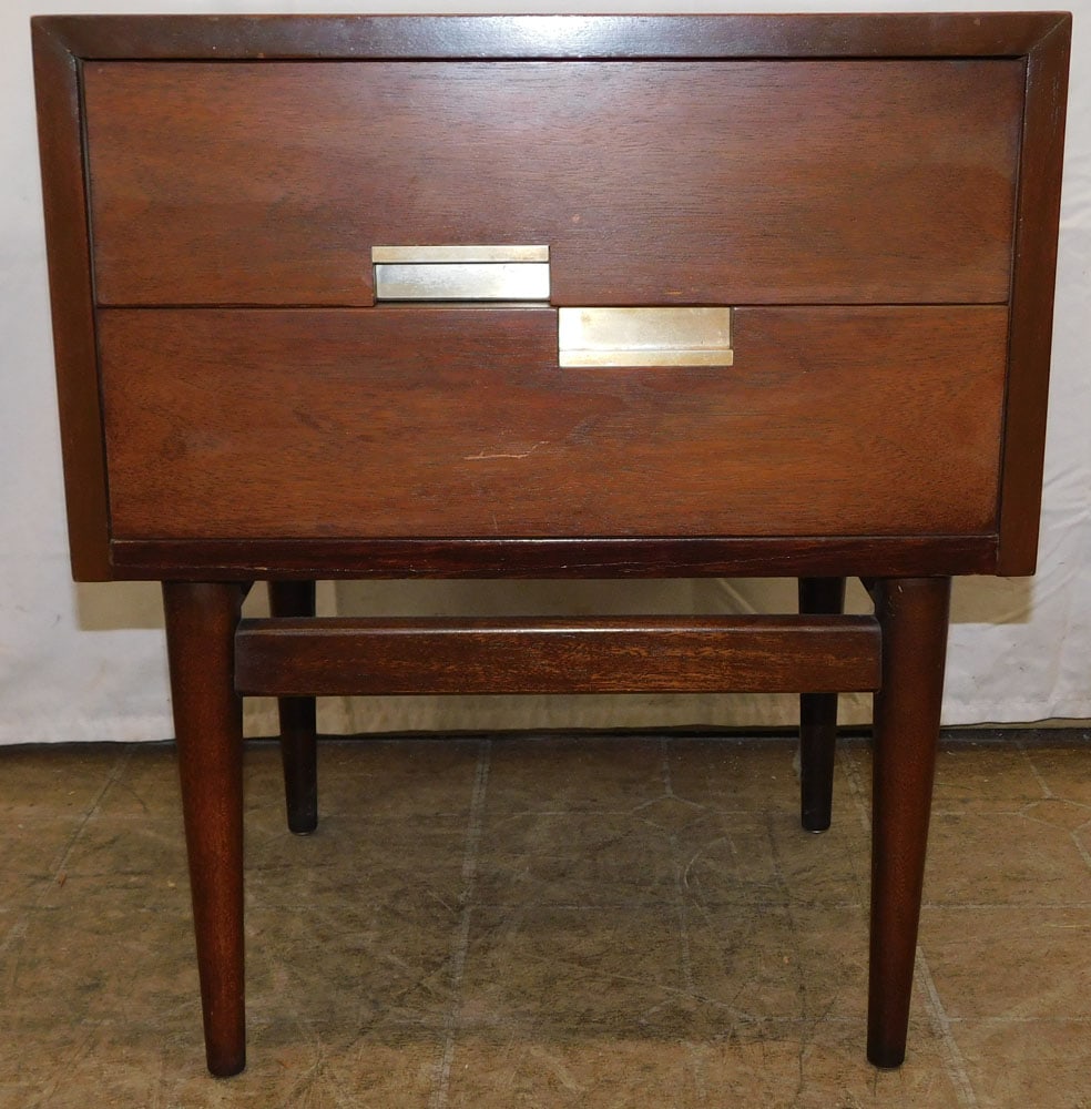 Mid Century Modern Walnut Night Stand by American of Martinsville: Mid Century Modern Walnut Night Stand by American of Martinsville . 23 3/4" H 20" W 16" D "ALL DESCRIPTIONS AND ANY CONDITION STATEMENT GIVEN BY LANGSTON AUCTION GALLERY ARE STRICTLY OPINIONS AND