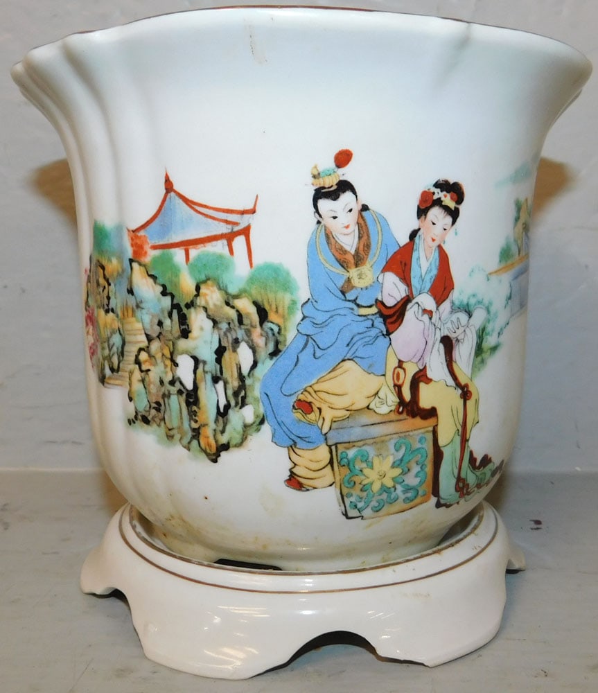 Oriental Painted Porcelain Jardiniere on Stand: Oriental Painted Porcelain Jardiniere on Stand . 6" H 6 3/4" Dia. "ALL DESCRIPTIONS AND ANY CONDITION STATEMENT GIVEN BY LANGSTON AUCTION GALLERY ARE STRICTLY OPINIONS AND LANGSTON'S SHALL HAVE NO