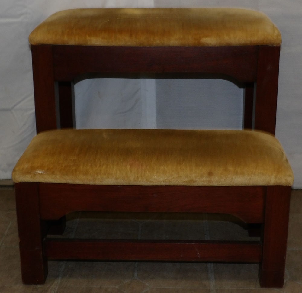Mahogany Bed Steps by Craftique: Mahogany Bed Steps by Craftique . 18 3/4" H 20" W 18" D "ALL DESCRIPTIONS AND ANY CONDITION STATEMENT GIVEN BY LANGSTON AUCTION GALLERY ARE STRICTLY OPINIONS AND LANGSTON'S SHALL HAVE NO RESPONSIBILIT