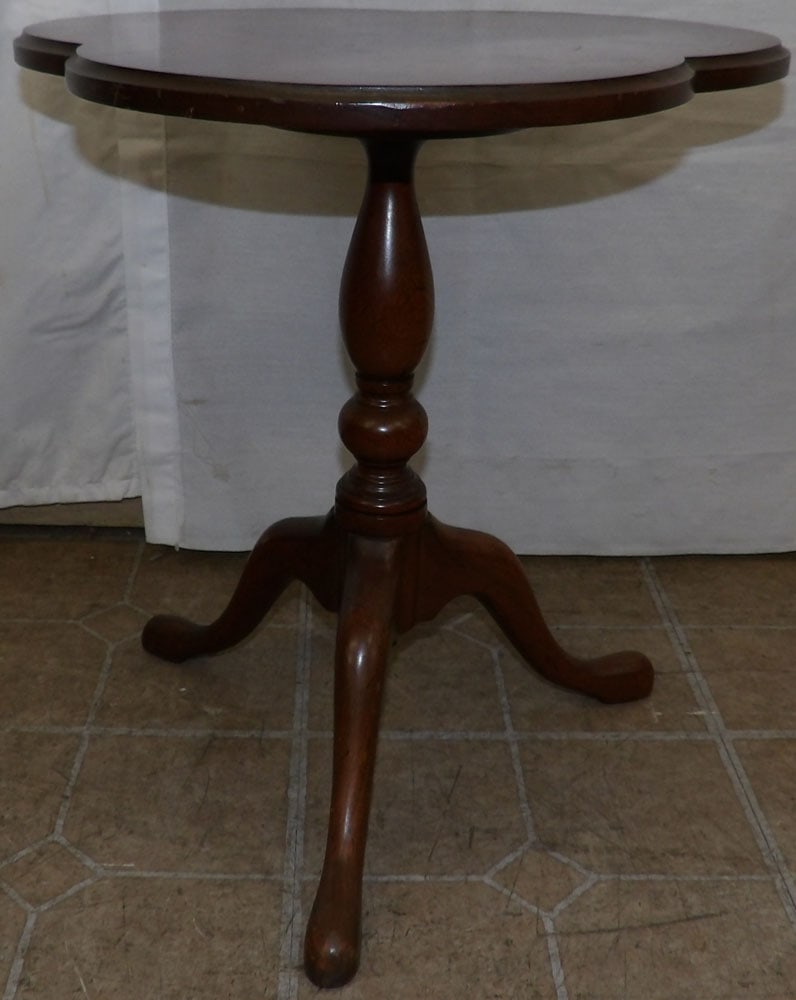 Mahogany Clover Leaf Shaped Top Stand by Biggs: Mahogany Clover Leaf Shaped Top Stand by Biggs . 19 1/2" H 18 1/4" Dia. "ALL DESCRIPTIONS AND ANY CONDITION STATEMENT GIVEN BY LANGSTON AUCTION GALLERY ARE STRICTLY OPINIONS AND LANGSTON'S SHALL HAVE