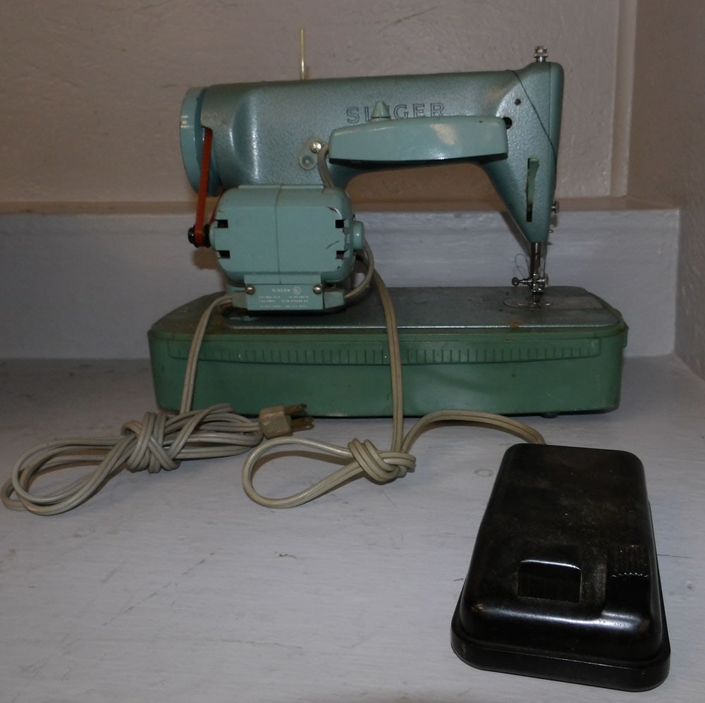Vintage Singer Sewing Machine - 2