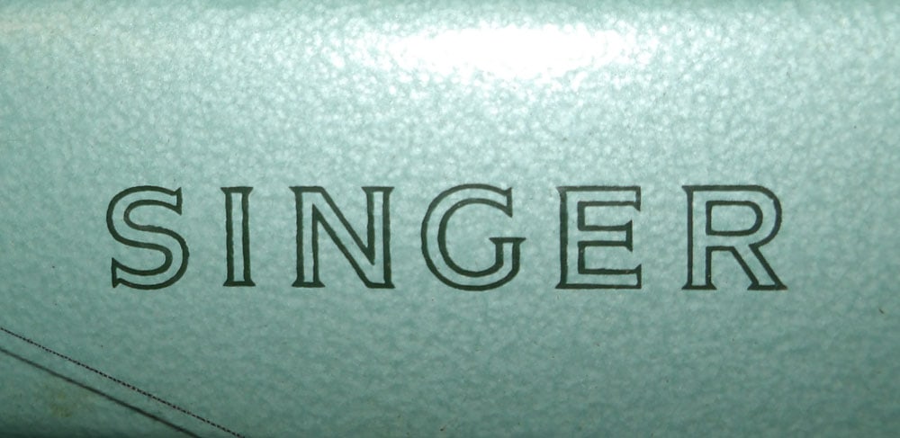 Vintage Singer Sewing Machine - 7