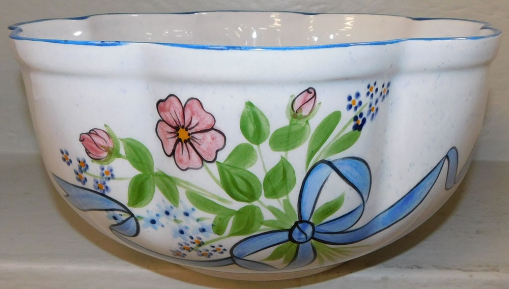 Hand Painted Porcelain Bowl: Hand Painted Porcelain Bowl . 6 1/2" H 12 3/4" Dia. ALL DESCRIPTIONS AND ANY CONDITION STATEMENT GIVEN BY LANGSTON AUCTION GALLERY ARE STRICTLY OPINIONS AND LANGSTON'S SHALL HAVE NO RESPONSIBILITY FOR