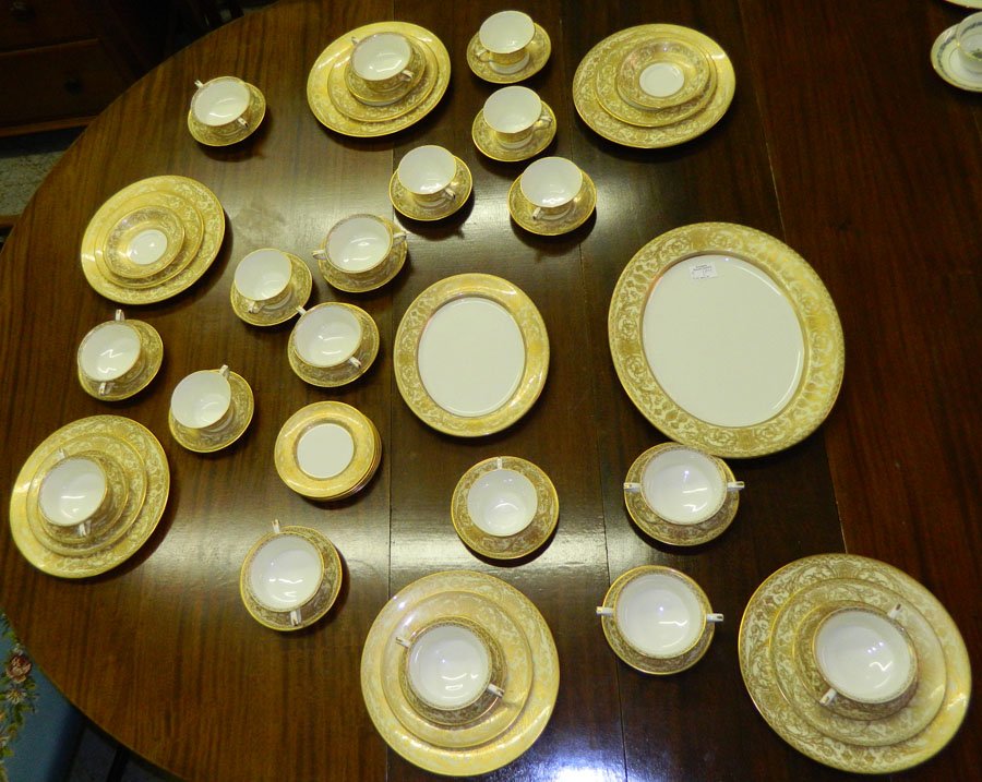 (57) Pcs of Royal Worcester "Embassy" pattern. : (57) Pieces of Royal Worcester "Embassy" pattern.