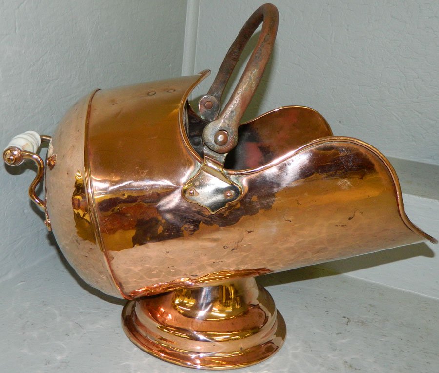 19th Century copper coal scuddle.: 19th Century copper coal scuddle, polished for the sale.