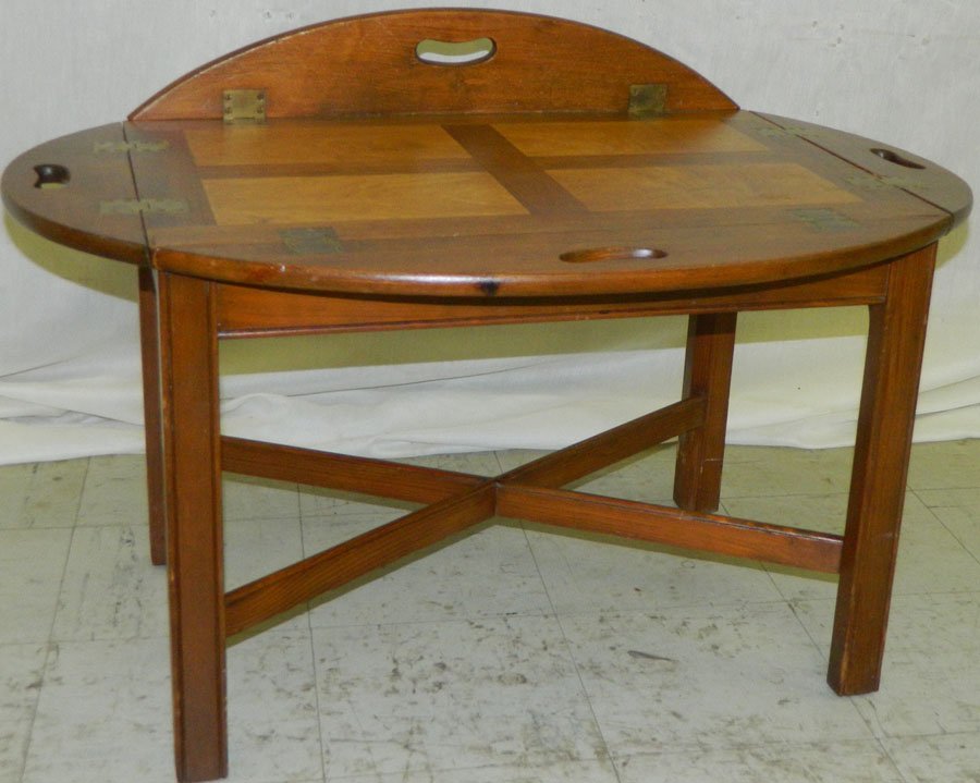 Cabinetmaker's mah butler's tray coffee table.: Cabinetmaker's mahogany butler's tray coffee table. 32" x 24" x 17 1/4" tall.