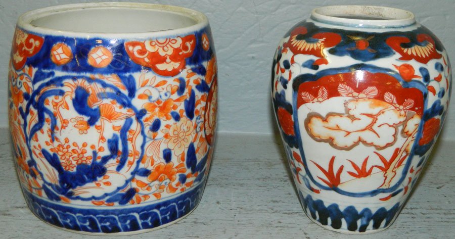 Small Imari vase and an Imari cookie jar.: Small Imari vase and an Imari cookie jar. Jar has no top. 5 1/2" and 6" tall.