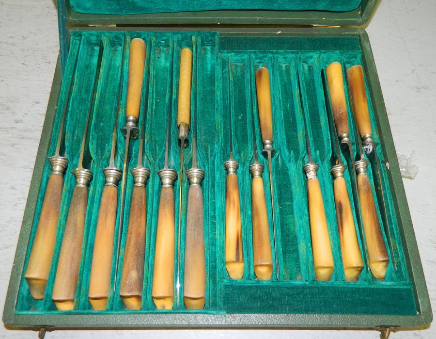 (16) Pieces of Christofle silverplate.: (16) Pieces of Christofle silverplate with horn handles, in box. Knife measures 7 1/2" and 9 3/4".