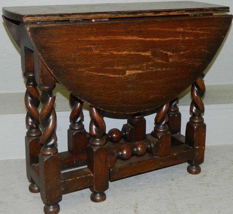 English oak gate-leg tea table.: English oak gate-leg tea table. 26 1/2" open x 23 1/2" x 19 1/2" tall.