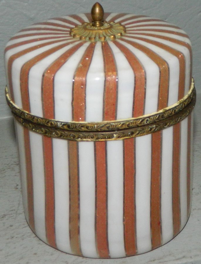 Art glass cookie jar. 5 3/4" tall.: Art glass cookie jar. 5 3/4" tall.