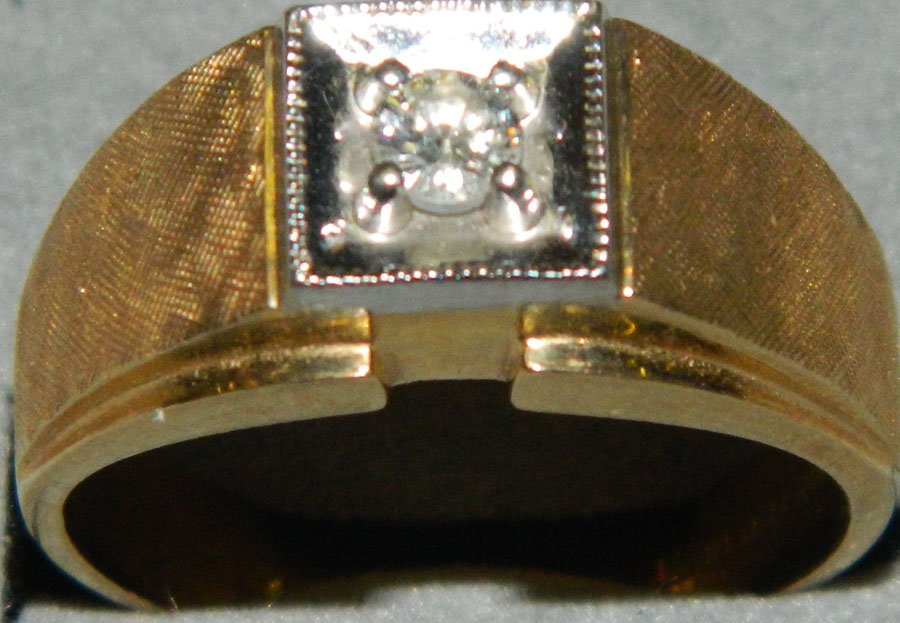 14K gold gentleman's ring with diamond solitaire.: 14K gold gentleman's ring with diamond solitaire.