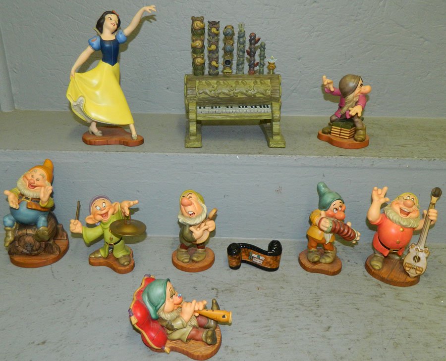 Snow White and the Seven Dwarfs Opening Title.: Walt Disney Snow White and the Seven Dwarfs Opening Title scene. Includes "Opening Title", "Cheerful Leader", "Zzzzz", "Humph" with organ, "Aw Shucks", "Ah Choo", "Dopey", "Happy, That's Me", "The Fai