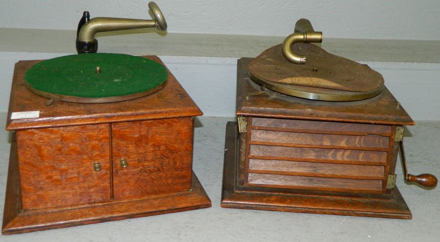 2 VV-IV Victrolas in oak cases.: 2 table top VV-IV Victrolas in oak cases. One missing door and both missing reproducer. 13" x 14" x 10".