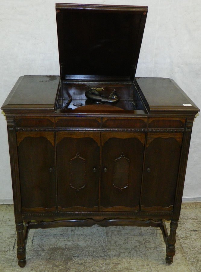 Brunswick Panatrope Model Valencia.: Brunswick Panatrope Model Valencia mahogany with original finish. 20" x 34 3/4" x 39".