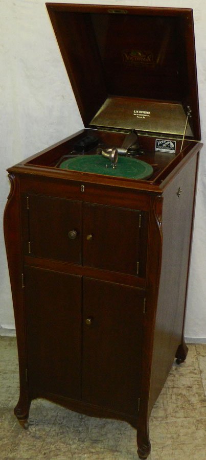 Victrola VV-X1 37104OG, Ca 1916.: Victrola VV-X1 37104OG, Ca 1916. Mahogany with record set.