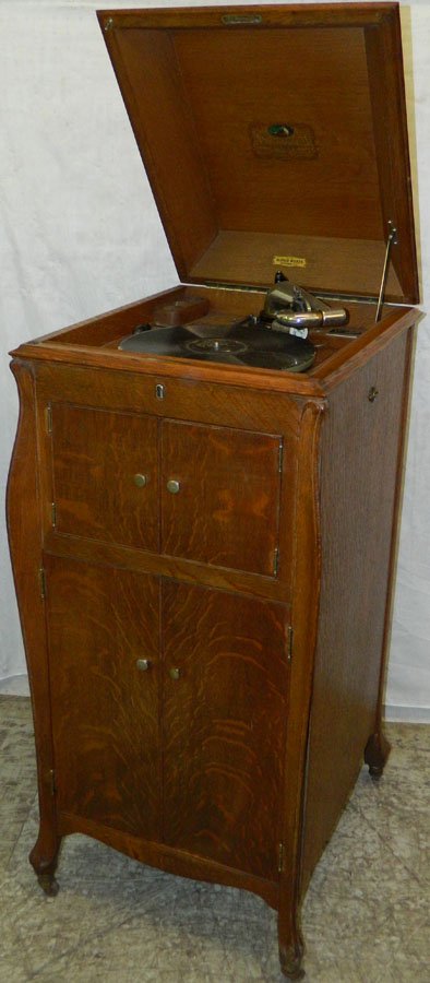 Victrola VV-XI 419393 Oak case w/ original finish.: Victrola VV-XI 419393 Oak case with original finish. Ca 1917. 22" x 19" x 44".