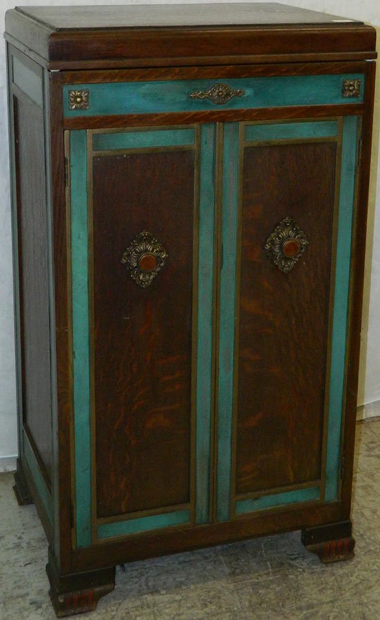 Victrola VV-8-9 4072 rare.: Victrola VV-8-9 4072 rare. Paint decorated oak case, few made, original finish. 19" x 25" x 46".