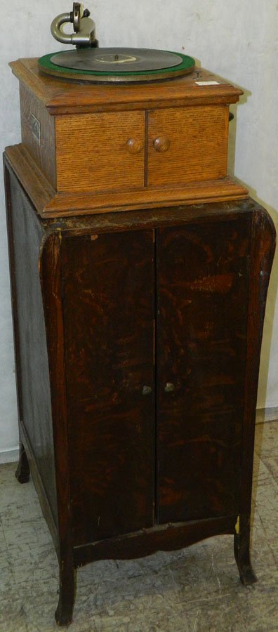 Victrola VV-VI table top in oak.: Victrola VV-VI table top in oak with cabinet. 20" x 16" x 42".