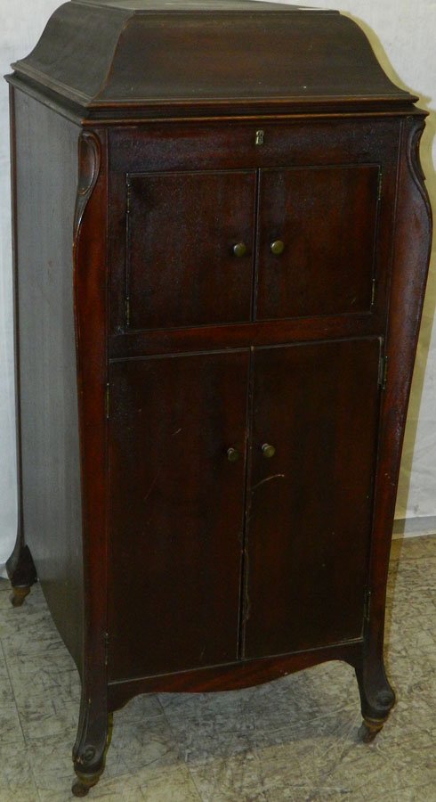Victrola VV-XI 375225G Ca 1916.: Victrola VV-XI 375225G Ca 1916. Mahogany with original finish. 22" x 19" x 46".